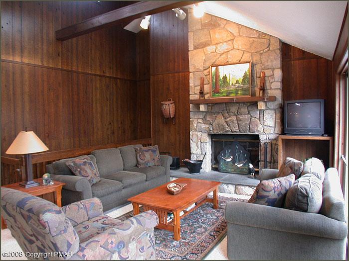 20 Lake Shore Road Pocono Pines, PA 18350 - Photo 3 of 10 Living room