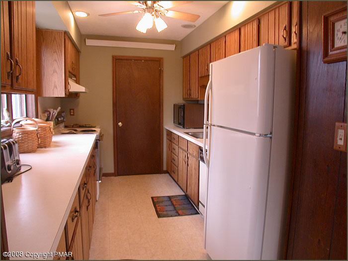 20 Lake Shore Road Pocono Pines, PA 18350 - Photo 5 of 10 Kitchen