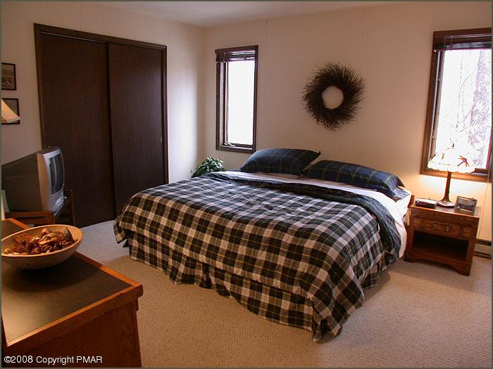 20 Lake Shore Road Pocono Pines, PA 18350 - Photo 6 of 10 Master bedroom