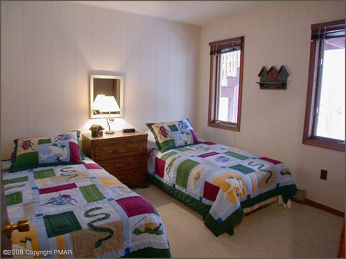 20 Lake Shore Road Pocono Pines, PA 18350 - Photo 8 of 10 Bedroom 3
