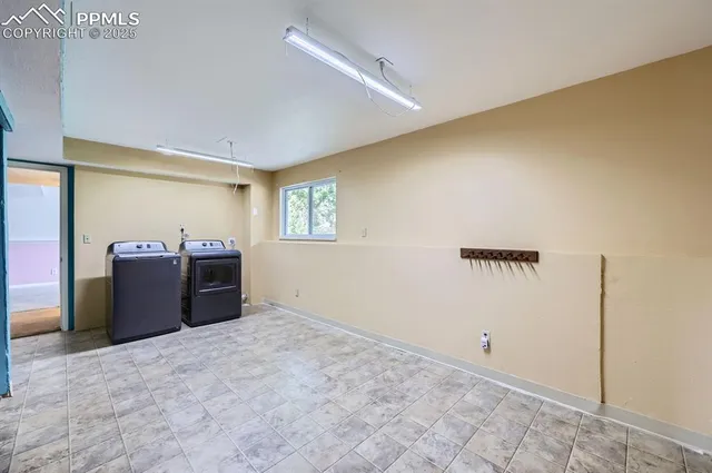 a view of a livingroom with a workspace