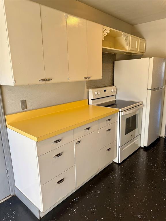 7000 Creswell Road, Unit 108 Shreveport, LA 71106 - Photo 13 of 38 a kitchen with cabinets appliances and a wooden floor