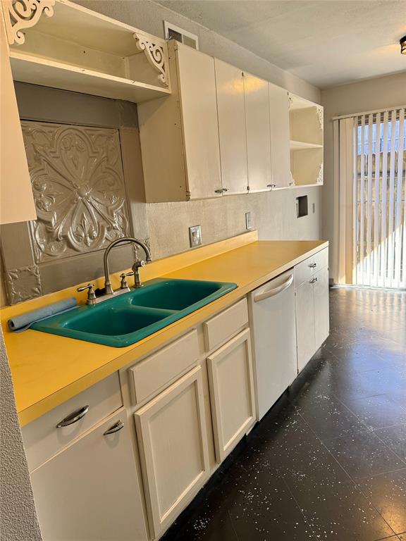 7000 Creswell Road, Unit 108 Shreveport, LA 71106 - Photo 16 of 38 a view of a kitchen with electric equipment