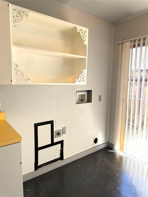 7000 Creswell Road, Unit 108 Shreveport, LA 71106 - Photo 20 of 38 a view of an empty room with wooden floor and a window