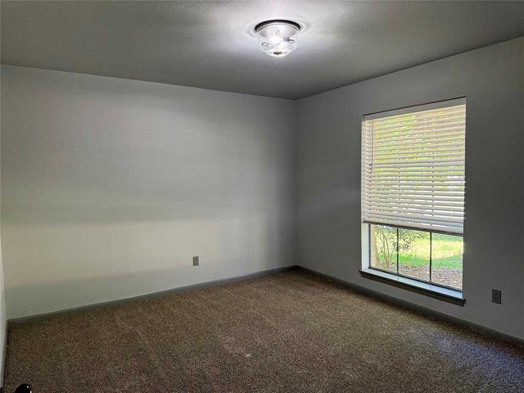 7000 Creswell Road, Unit 108 Shreveport, LA 71106 - Photo 23 of 38 an empty room with a window