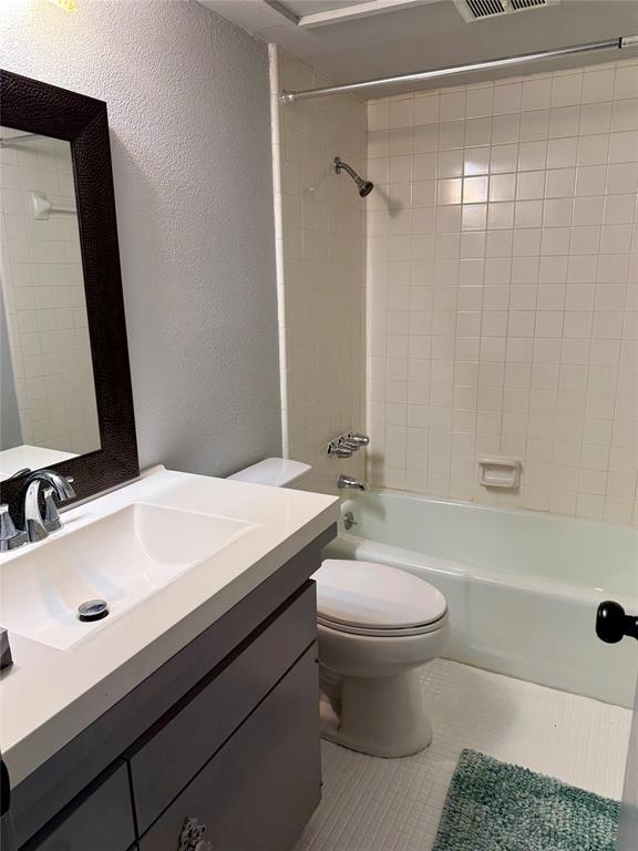 7000 Creswell Road, Unit 108 Shreveport, LA 71106 - Photo 25 of 38 a bathroom with a sink a toilet and shower