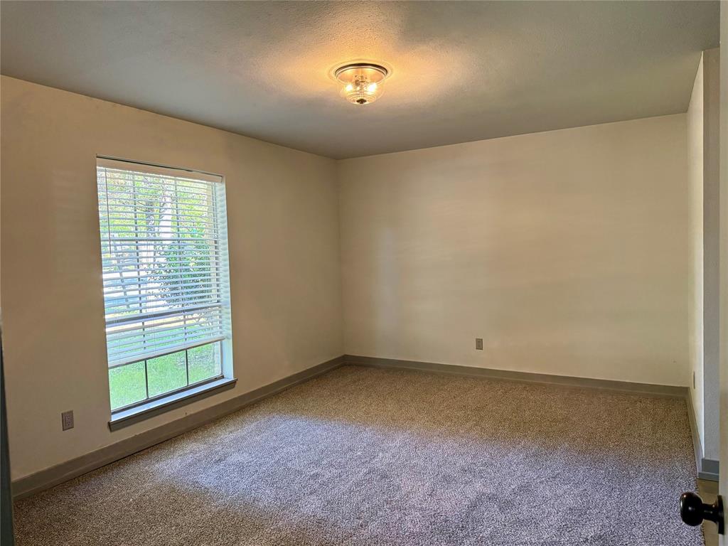 7000 Creswell Road, Unit 108 Shreveport, LA 71106 - Photo 27 of 38 an empty room with a window