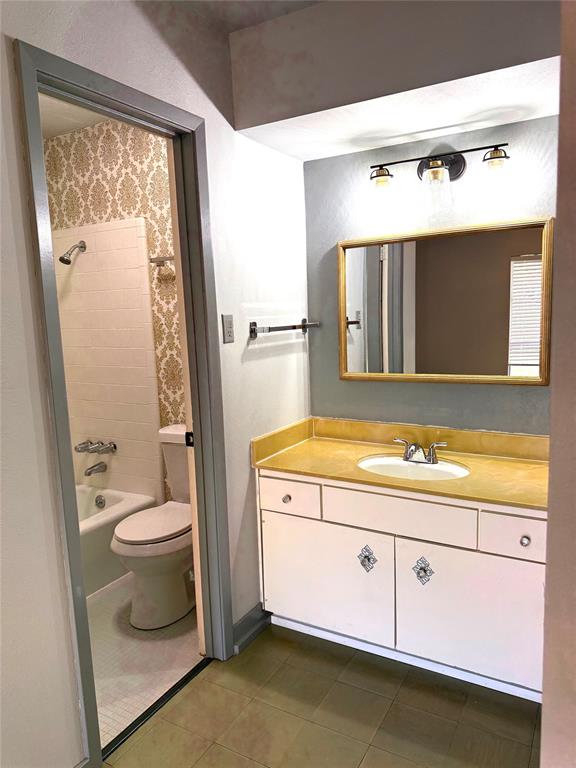 7000 Creswell Road, Unit 108 Shreveport, LA 71106 - Photo 29 of 38 a bathroom with a granite countertop toilet sink and mirror