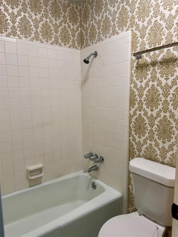 7000 Creswell Road, Unit 108 Shreveport, LA 71106 - Photo 30 of 38 a white toilet sitting next to a bath tub