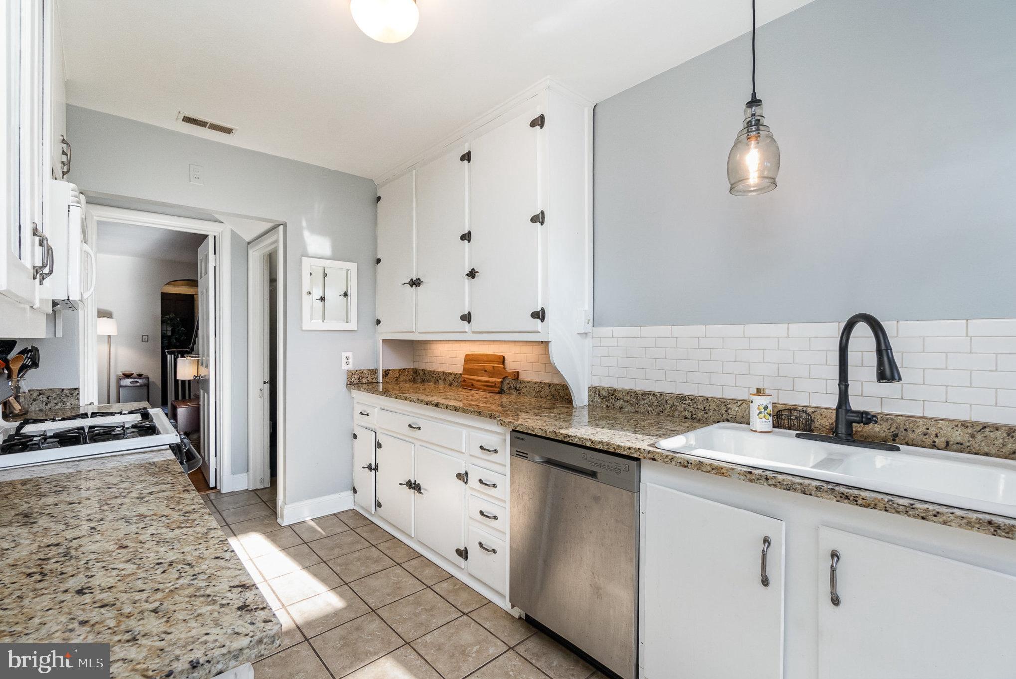 1221 Roundhill Road Baltimore, MD 21218 - Photo 14 of 47 Kitchen
