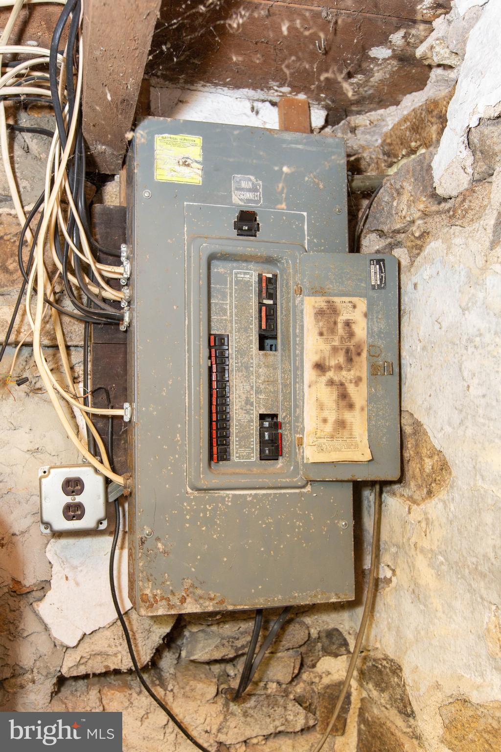 114 Wissinger Road Boyertown, PA 19512 - Photo 28 of 33 100 Amp CB