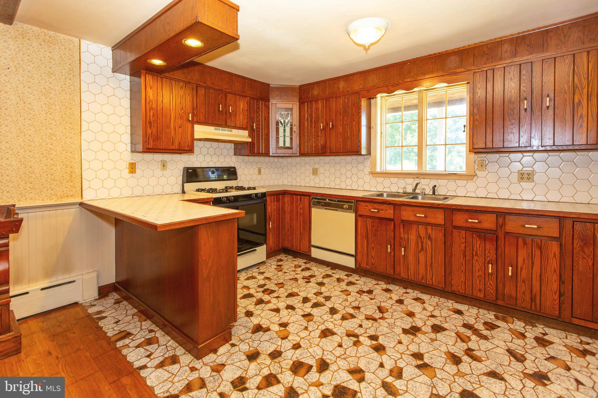 114 Wissinger Road Boyertown, PA 19512 - Photo 8 of 33 Large Kitchen with breakfast bar