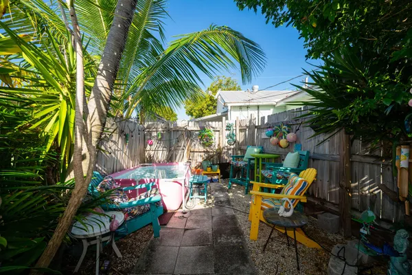 a view of outdoor sitting area with chairs and table