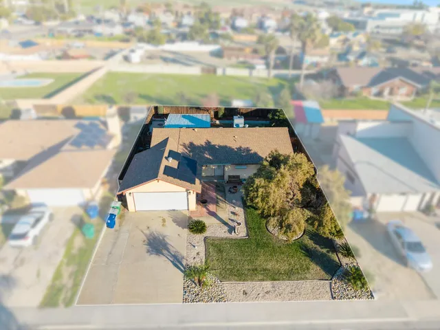 a view of a yard in front of the house
