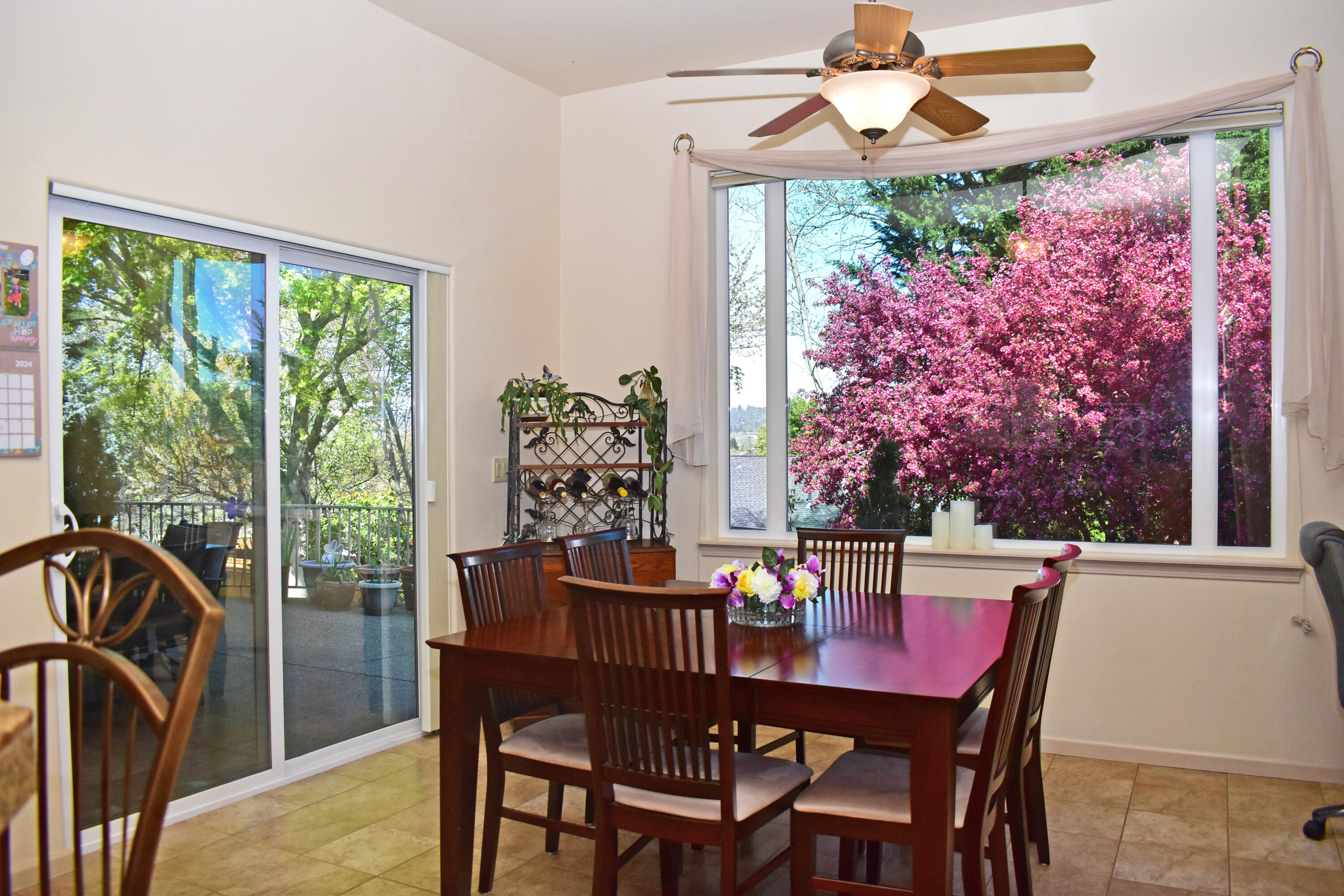 479 Quail Run Eagle Point, OR 97524 - Photo 11 of 51 Eating Area