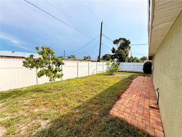 $2,300 | 2075 4th Avenue Southwest, Vero Beach, FL 32962