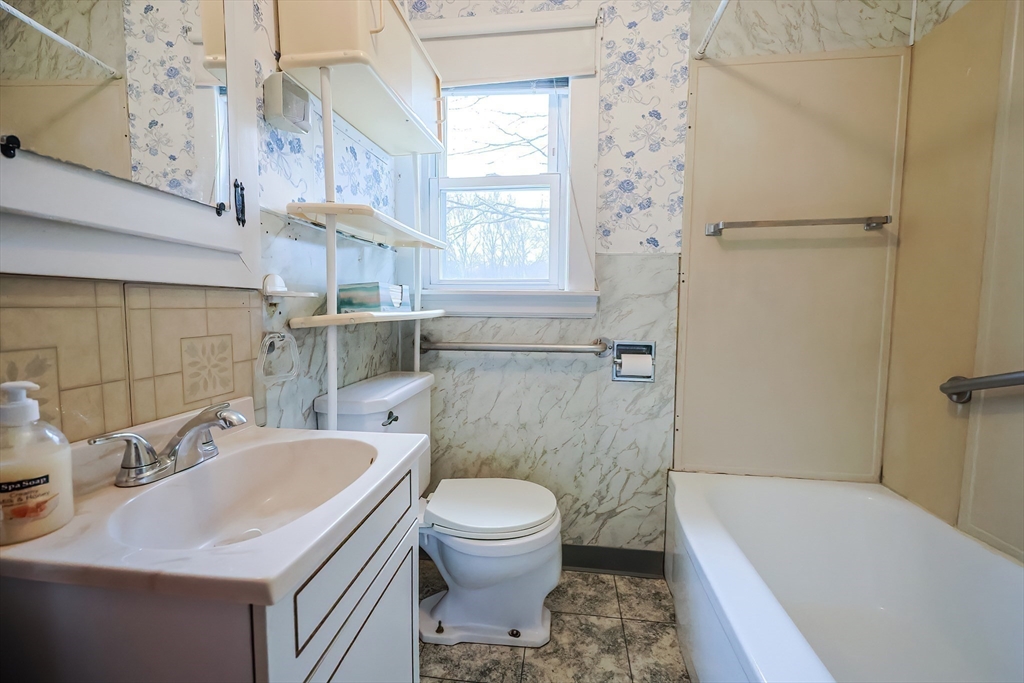 110 Union Street Northbridge, MA 01588 - Photo 23 of 39