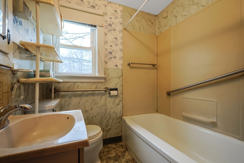 110 Union Street Northbridge, MA 01588 - Photo 25 of 39