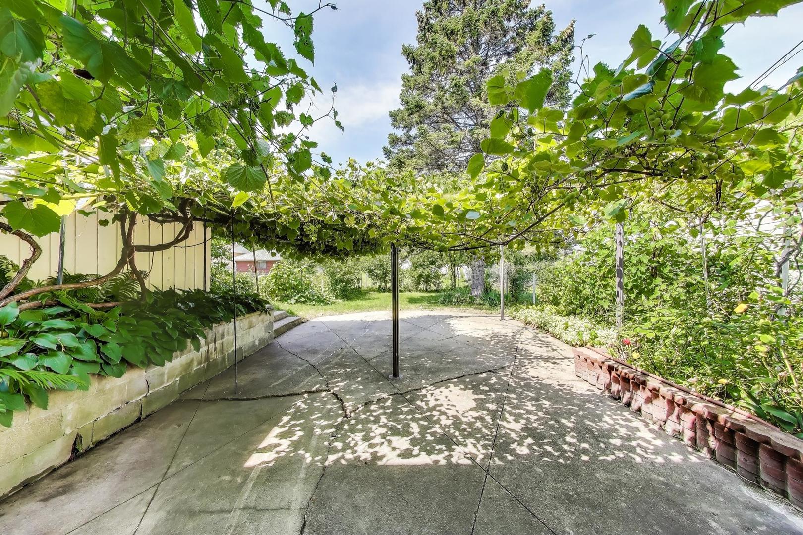 396 Stone Place Wheeling, IL 60090 - Photo 23 of 28 a backyard of a house with a tree