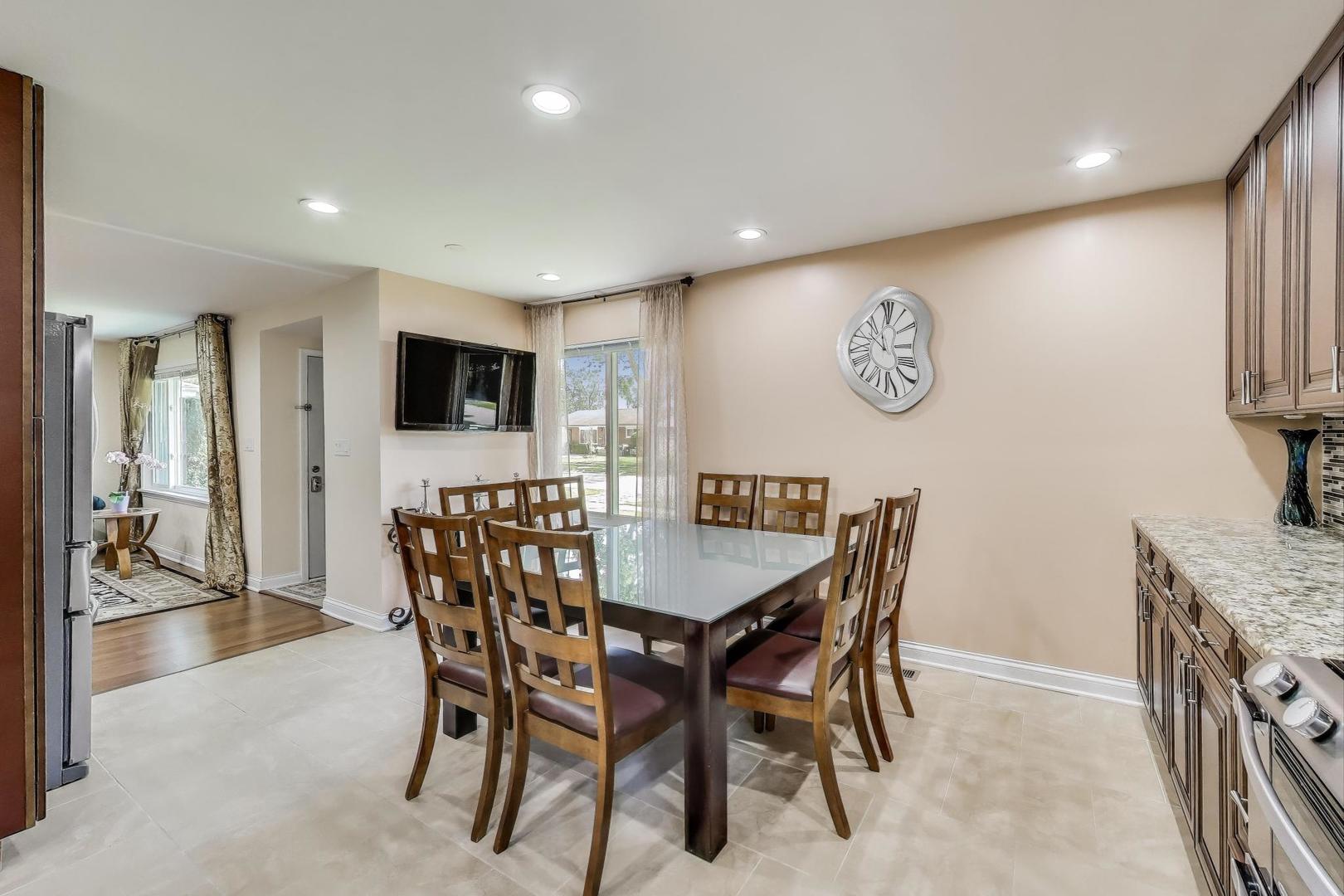396 Stone Place Wheeling, IL 60090 - Photo 6 of 28 a view of a dining area with furniture