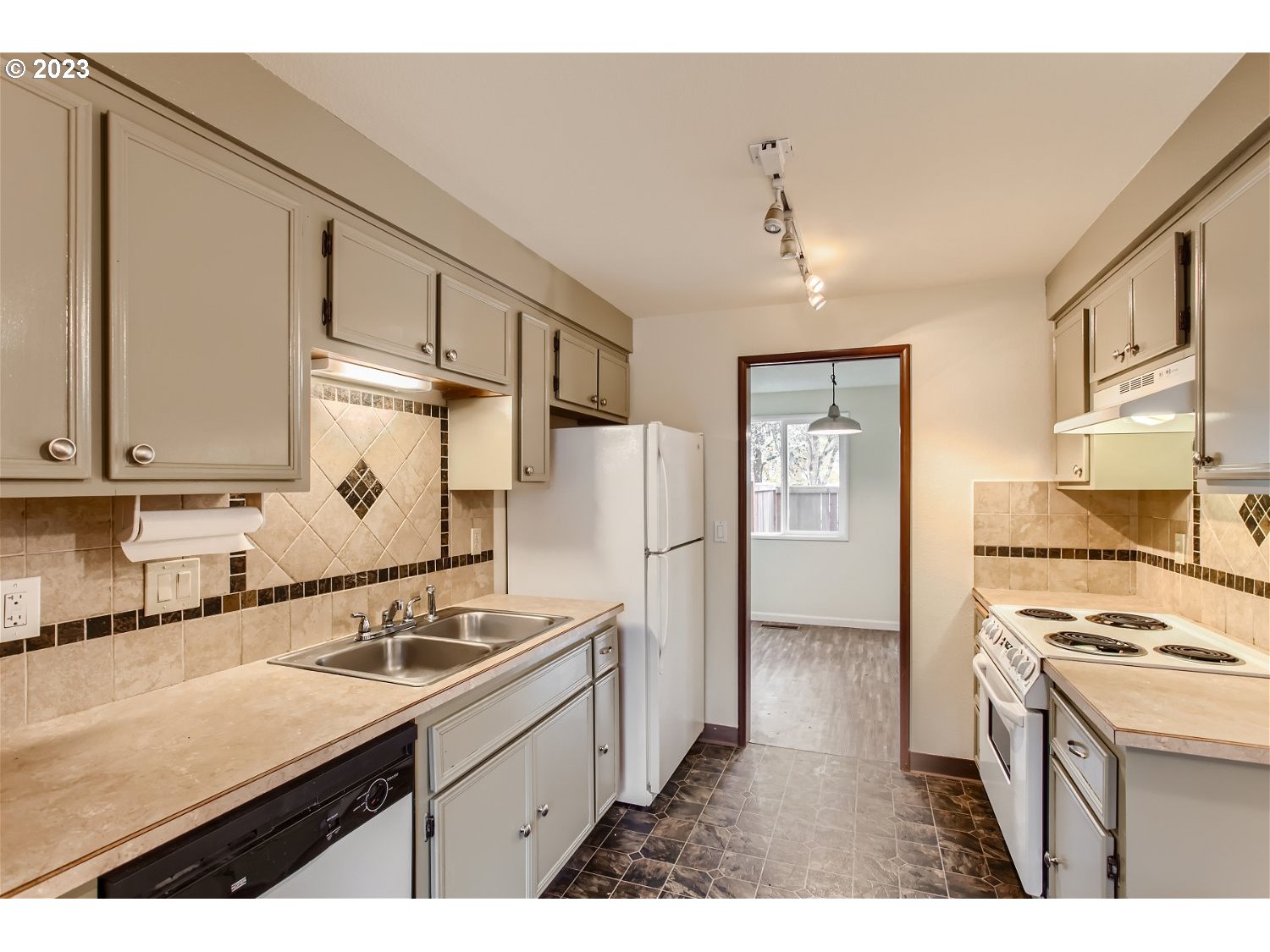 20414 Southwest Rosa Drive Beaverton, OR 97078 - Photo 9 of 23 Gallery Image 9