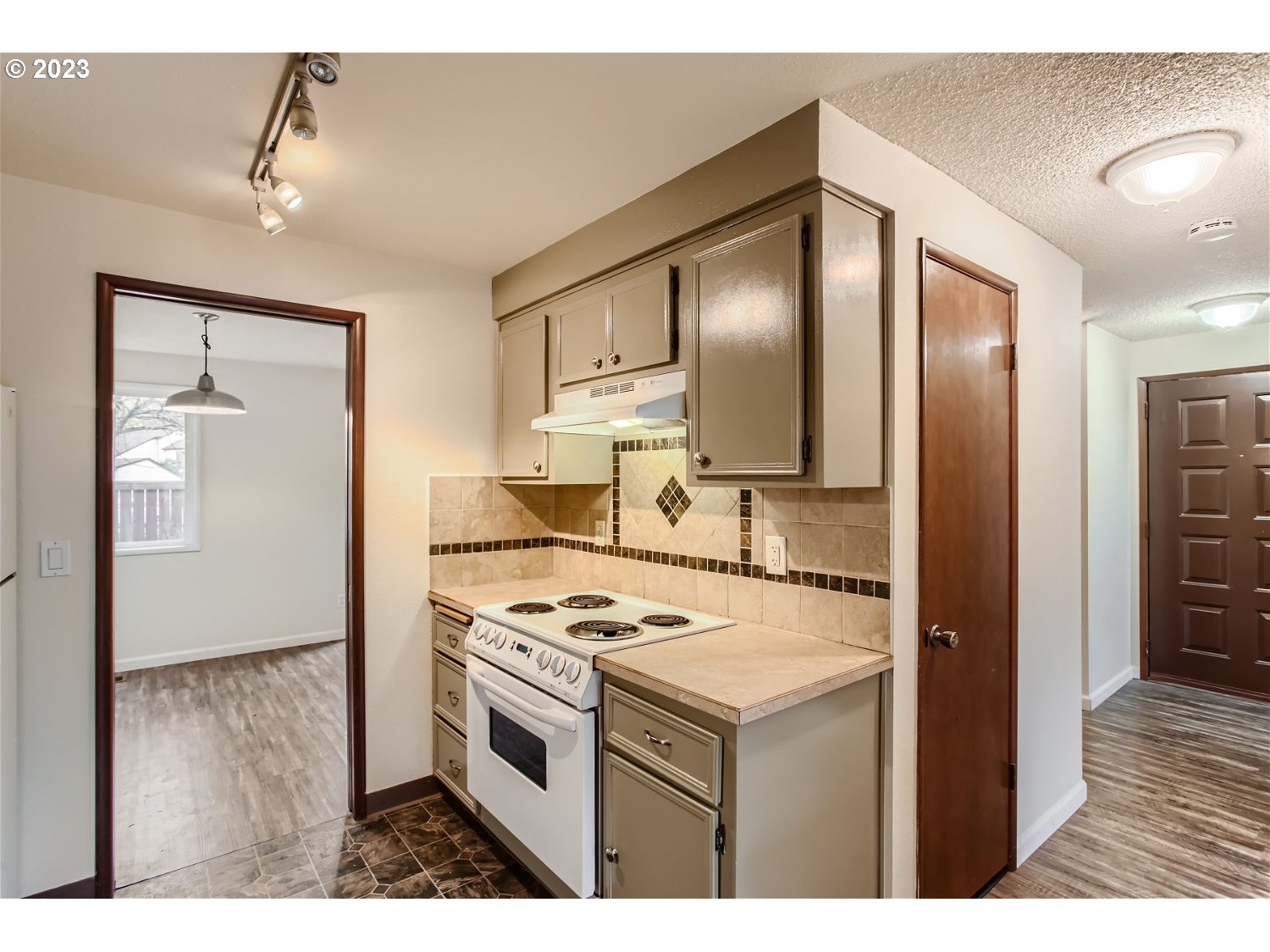 20414 Southwest Rosa Drive Beaverton, OR 97078 - Photo 10 of 23 Gallery Image 10