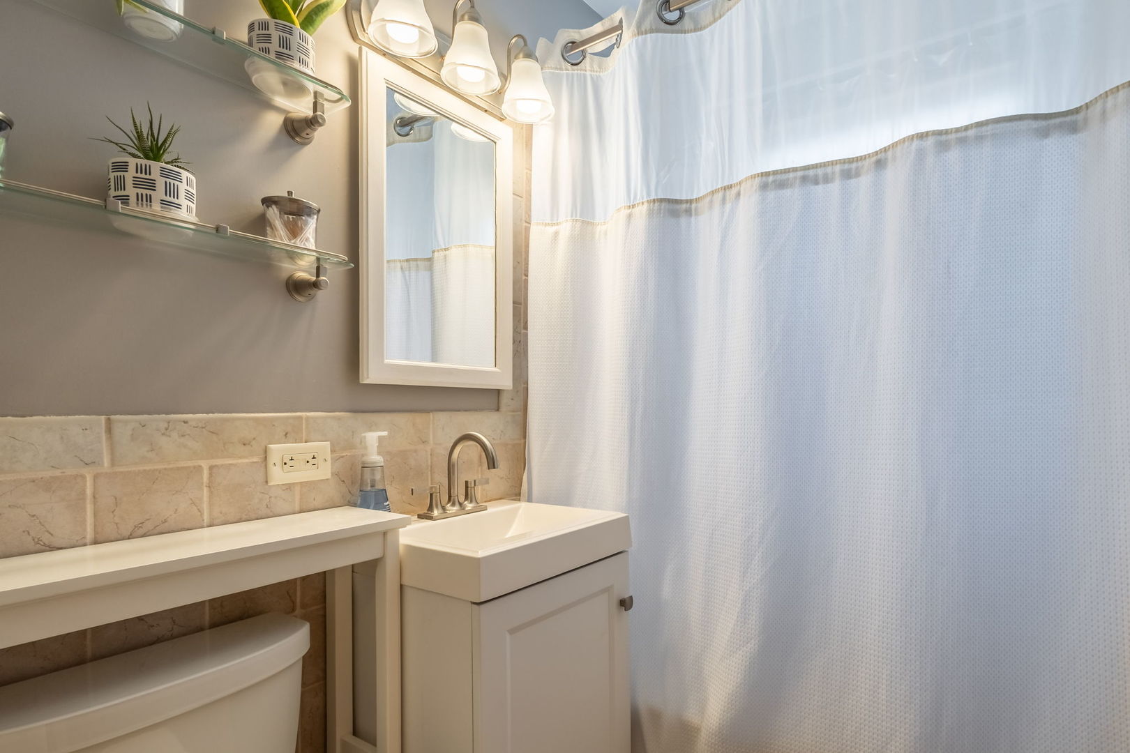 2802 Campbell Street Rolling Meadows, IL 60008 - Photo 14 of 27 a bathroom with a sink and a mirror