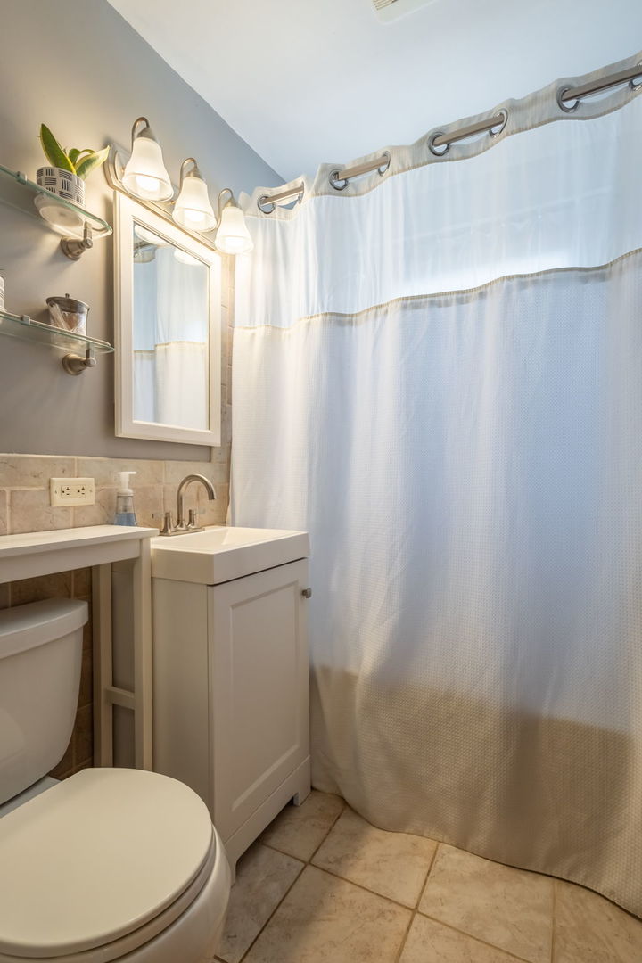 2802 Campbell Street Rolling Meadows, IL 60008 - Photo 15 of 27 a bathroom with a toilet a sink and a mirror