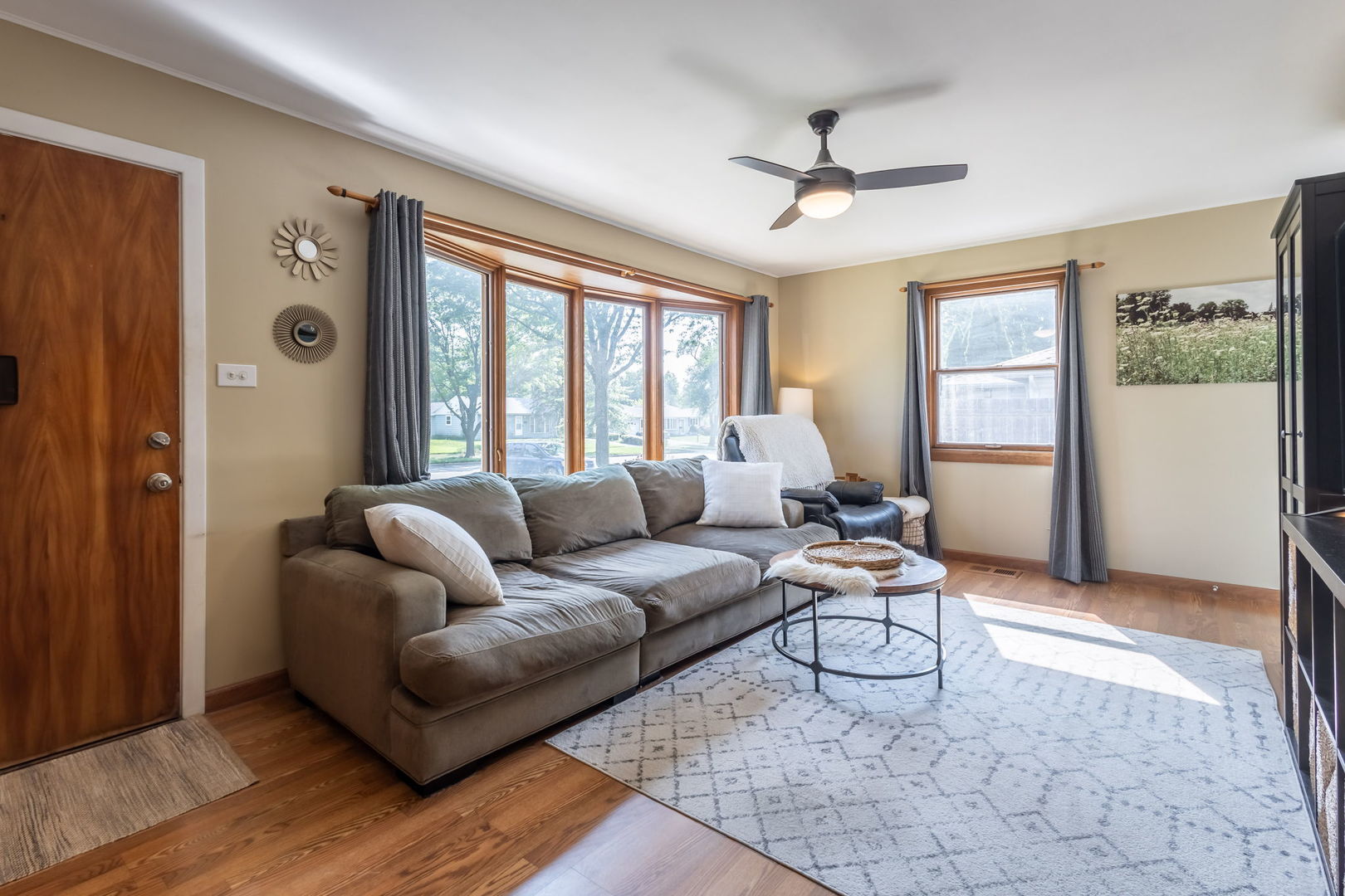 2802 Campbell Street Rolling Meadows, IL 60008 - Photo 3 of 27 a living room with furniture and window