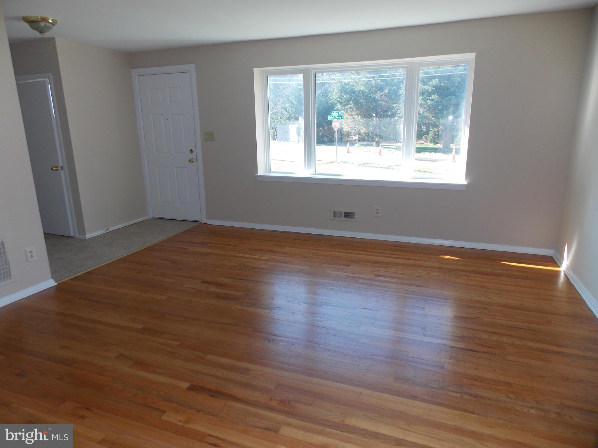 3300 Wild Cherry Road Baltimore, MD 21244 - Photo 3 of 16 Living Room