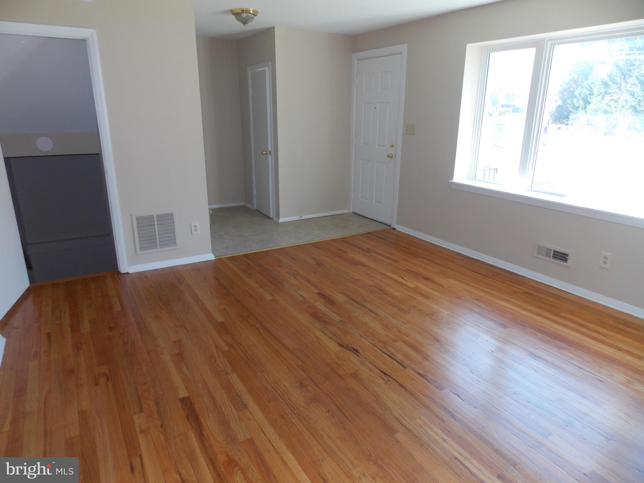 3300 Wild Cherry Road Baltimore, MD 21244 - Photo 4 of 16 Living Room