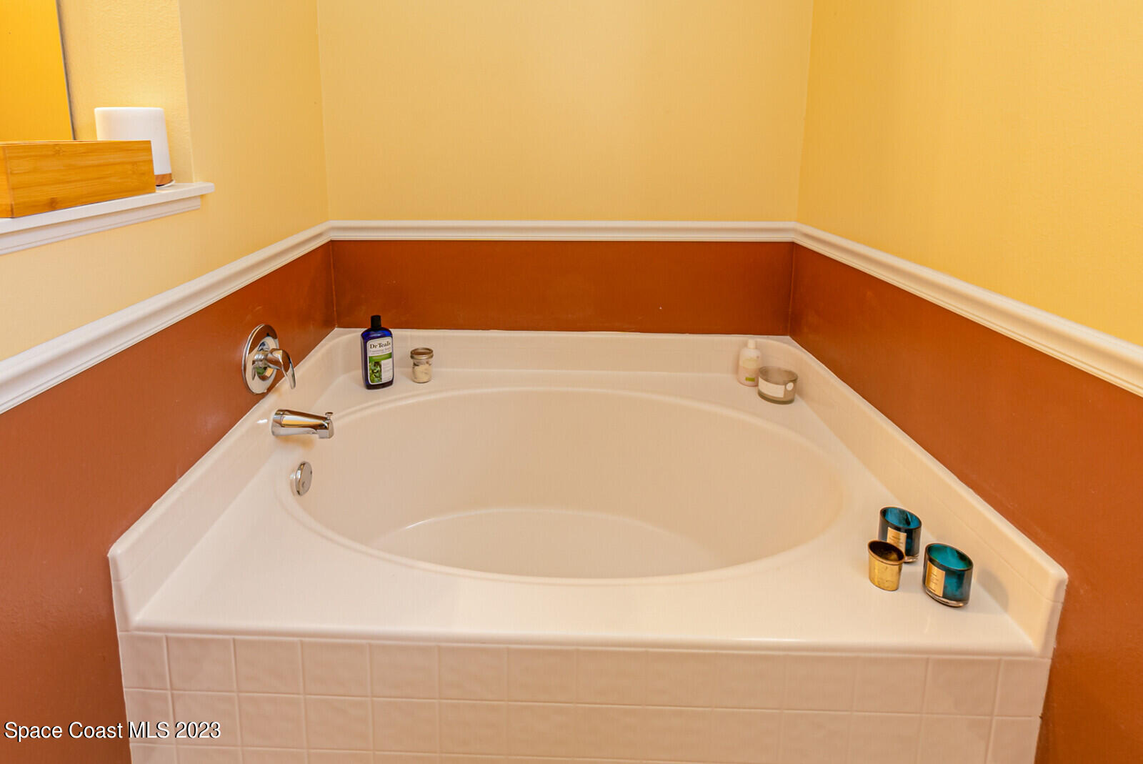 2154 Spring Creek Circle Palm Bay, FL 32905 - Photo 28 of 35 a bathroom with a bathtub