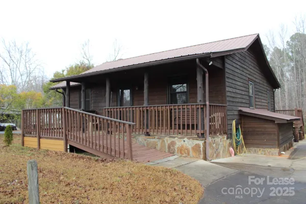 $1,475 | 105 Park Street, Columbus, NC 28722