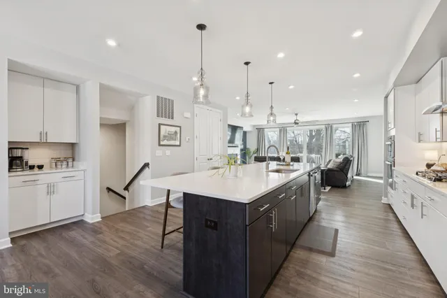 $914,900 | 8102 Zoe Place, Alexandria, VA 22306