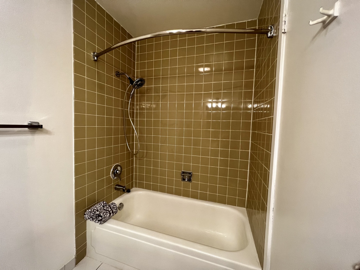 1919 Prairie Square, Unit 102 Schaumburg, IL 60173 - Photo 12 of 25 a bathroom with a bathtub and a shower