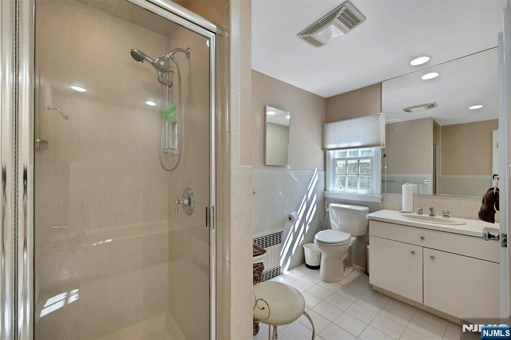 626 Sunderland Road Teaneck, NJ 07666 - Photo 28 of 40 Gallery Image 28
