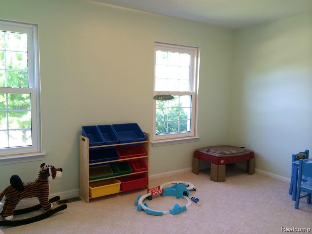451 Whitney Drive Rochester, MI 48307 - Photo 18 of 26 17 Bedroom 2.jpg