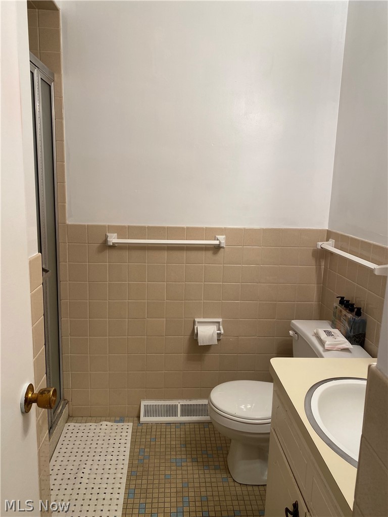3333 Warrensville Center Road, Unit 514 Shaker Heights, OH 44122 - Photo 13 of 18 second bathroom