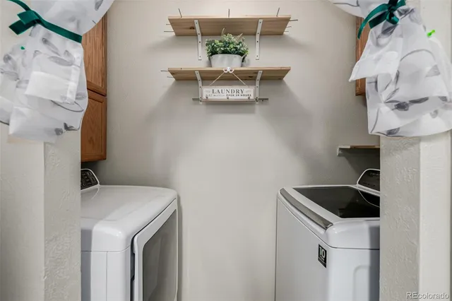 a view of entryway with a rug