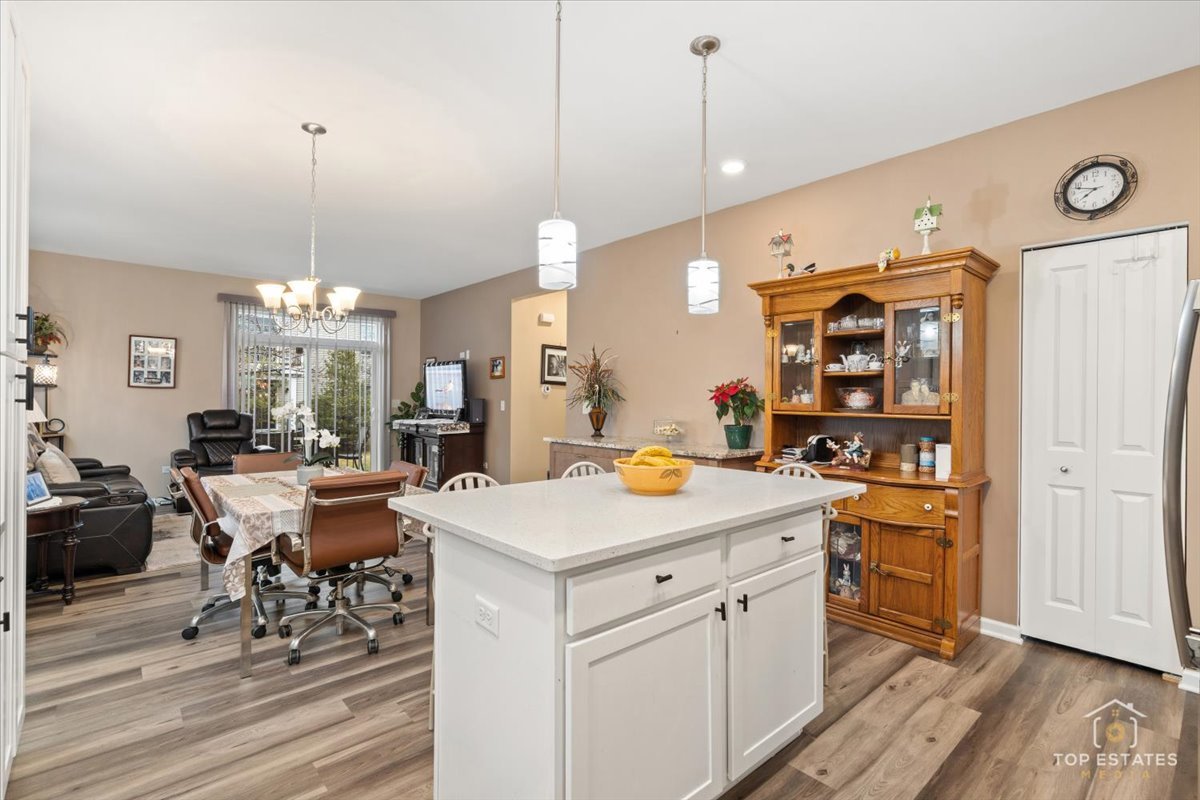 2010 Azure Lane Algonquin, IL 60102 - Photo 15 of 41 a kitchen that has a lot of cabinets in it