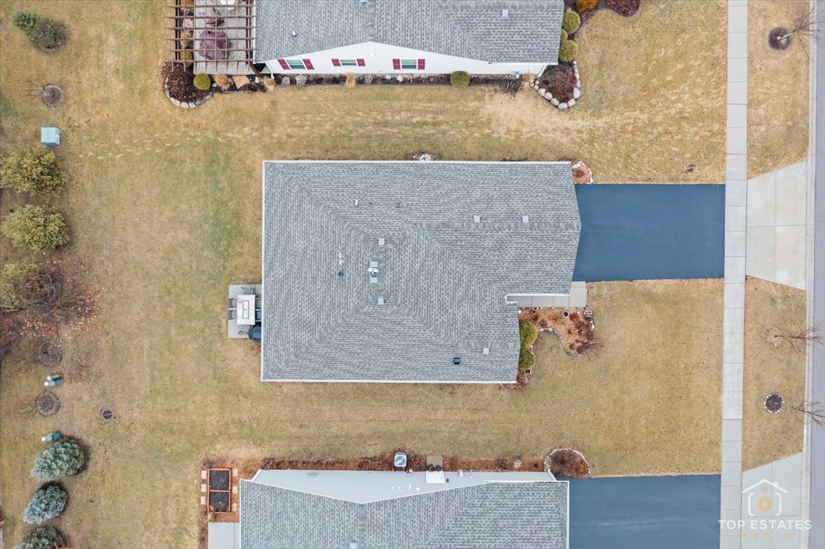 2010 Azure Lane Algonquin, IL 60102 - Photo 33 of 41 view of a bathroom