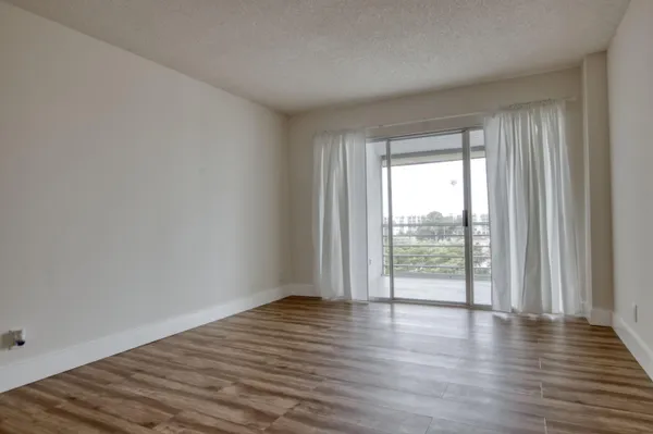 $1,950 | 3590 Via Poinciana, Unit 614, Lake Worth, FL 33467