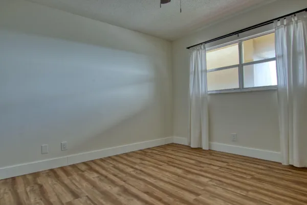 $1,950 | 3590 Via Poinciana, Unit 614, Lake Worth, FL 33467