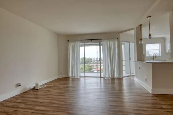 $1,950 | 3590 Via Poinciana, Unit 614, Lake Worth, FL 33467