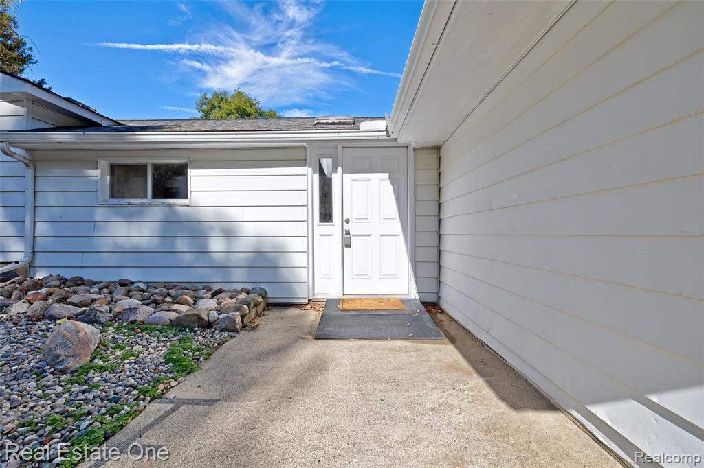 9150 Rattalee Lake Road Clarkston, MI 48348 - Photo 4 of 45