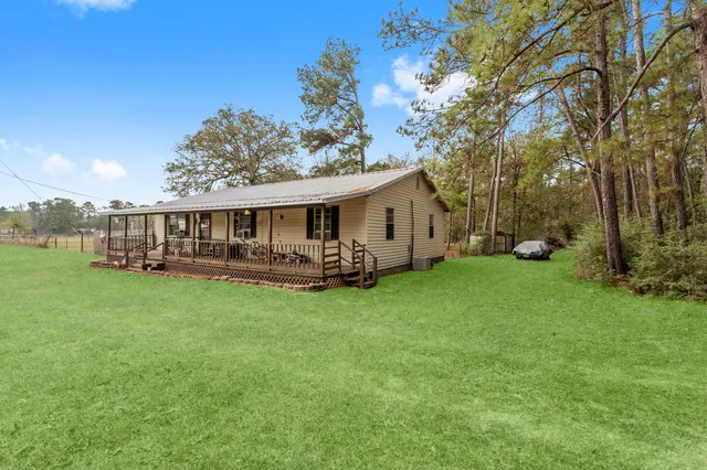 a view of a house with backyard porch and garden
