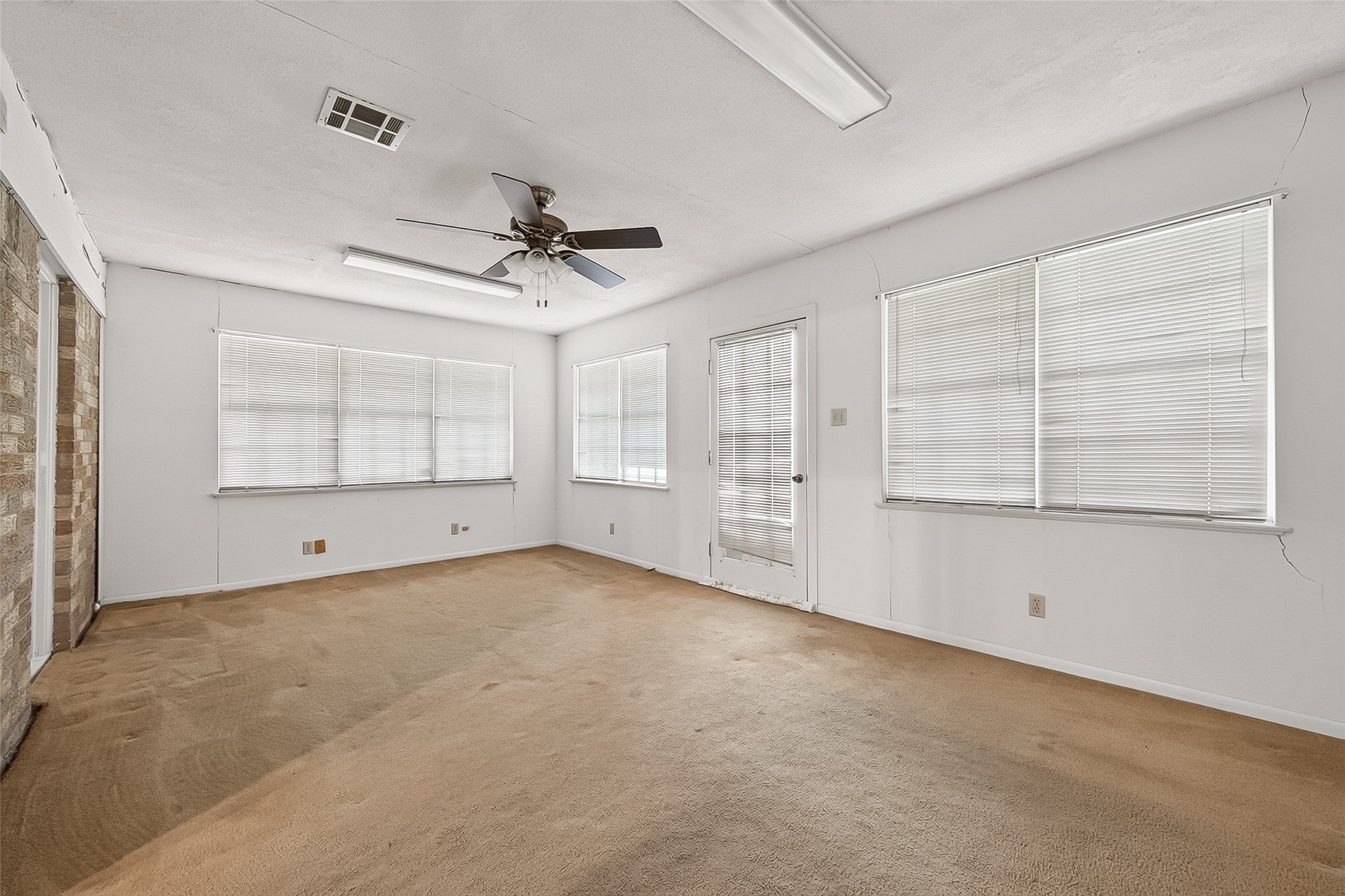11105 Needville Fairchilds Road Needville, TX 77461 - Photo 20 of 24 an empty room with windows and ceiling fan