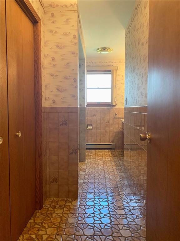 4325 Edinburg Road New Castle, PA 16102 - Photo 14 of 23 2nd floor full bath