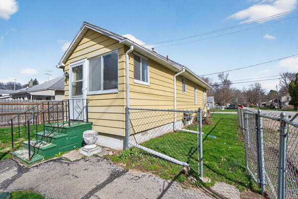 705 East Bird Street Jackson, MI 49203 - Photo 6 of 48 bird new rear 2