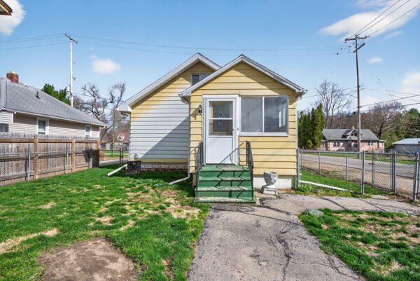 705 East Bird Street Jackson, MI 49203 - Photo 7 of 48 bird new rear